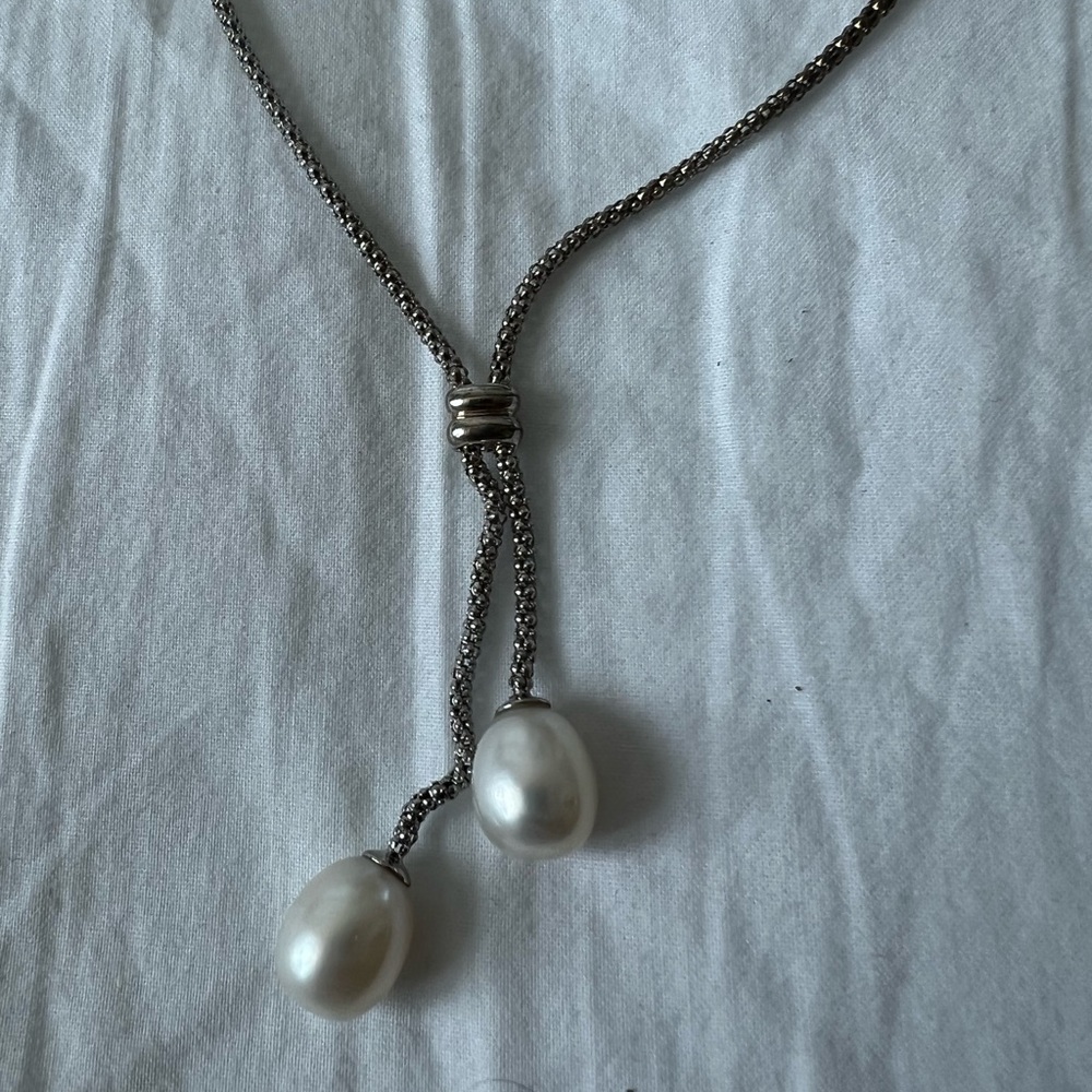 Pearl necklace with silver chain